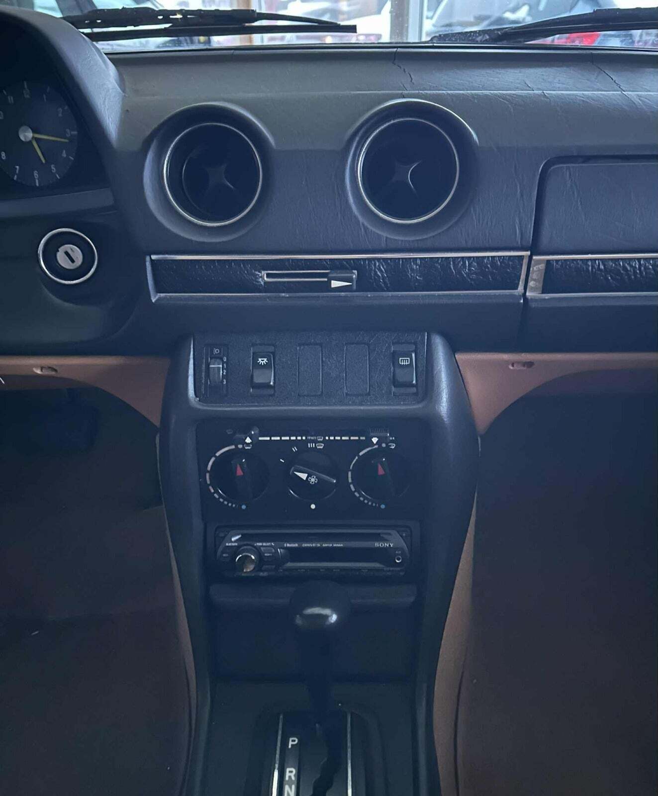 undefined Mercedes 230 E fra 1982 set indefra