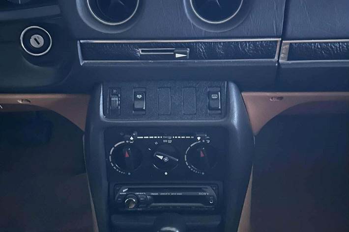 undefined Mercedes 230 E fra 1982 set indefra