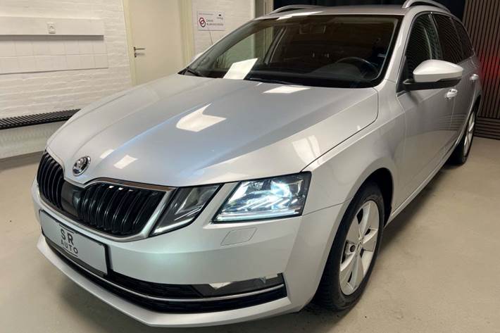 Sølv Skoda Octavia fra 2018 set udefra