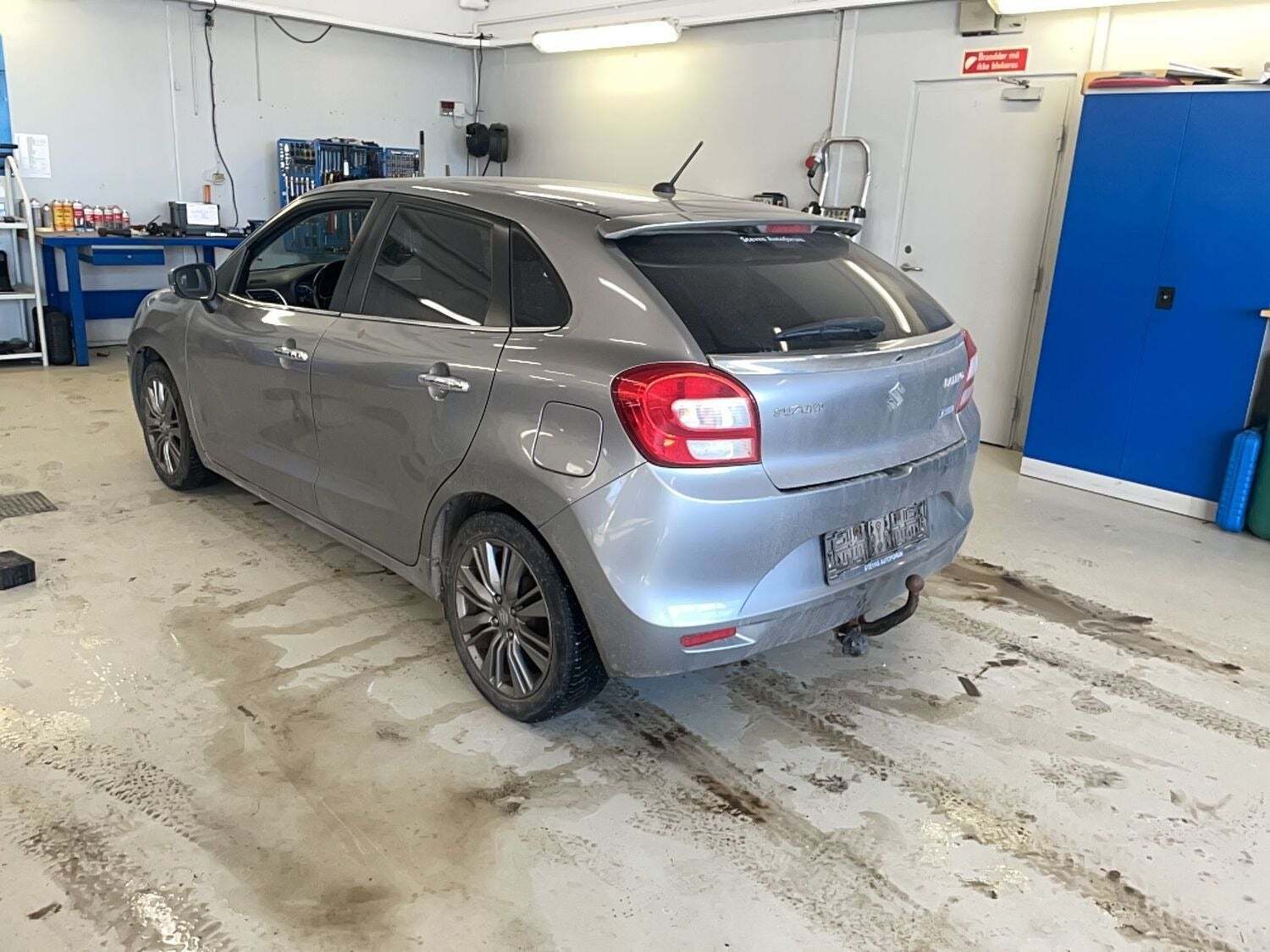 Grå Suzuki Baleno fra 2016