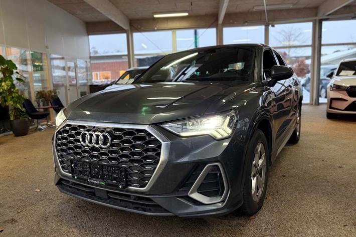 Grå Audi Q3 fra 2021 set udefra