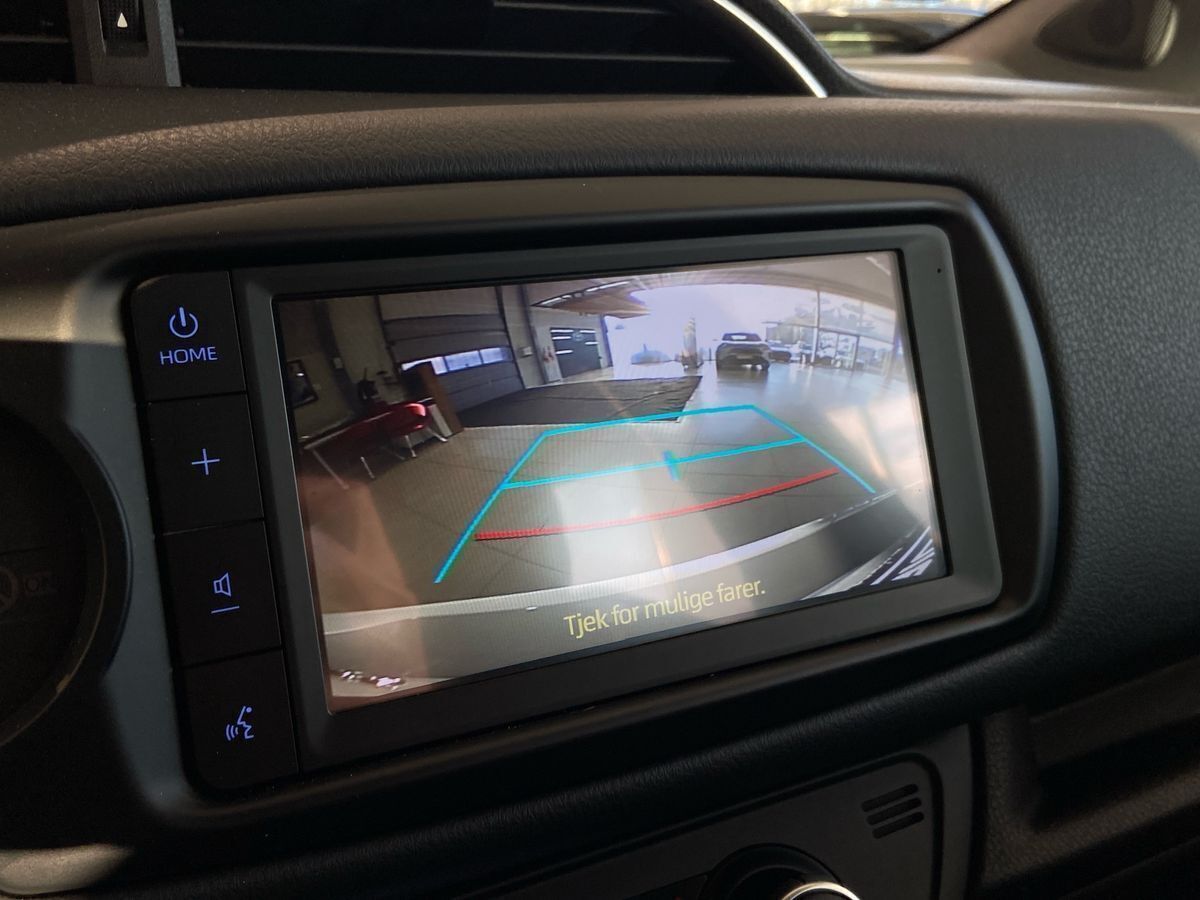 Grå Toyota Yaris fra 2019