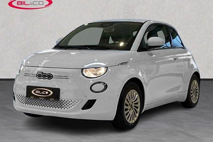 Hvid Fiat 500e fra 2023 set udefra