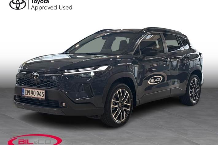 Grå Toyota Corolla Cross fra 2025 set udefra
