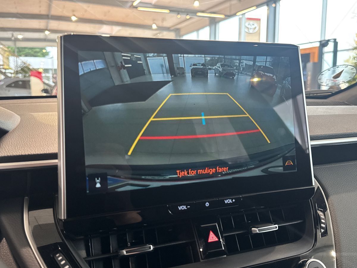 Grå Toyota Corolla Cross fra 2025