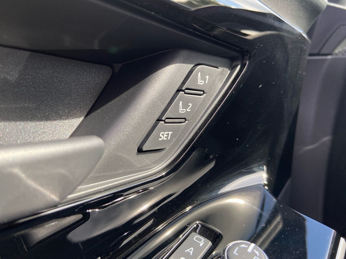 Grå Toyota BZ4X fra 2025