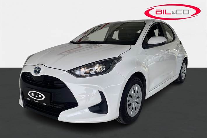 Hvid Toyota Yaris fra 2023 set udefra