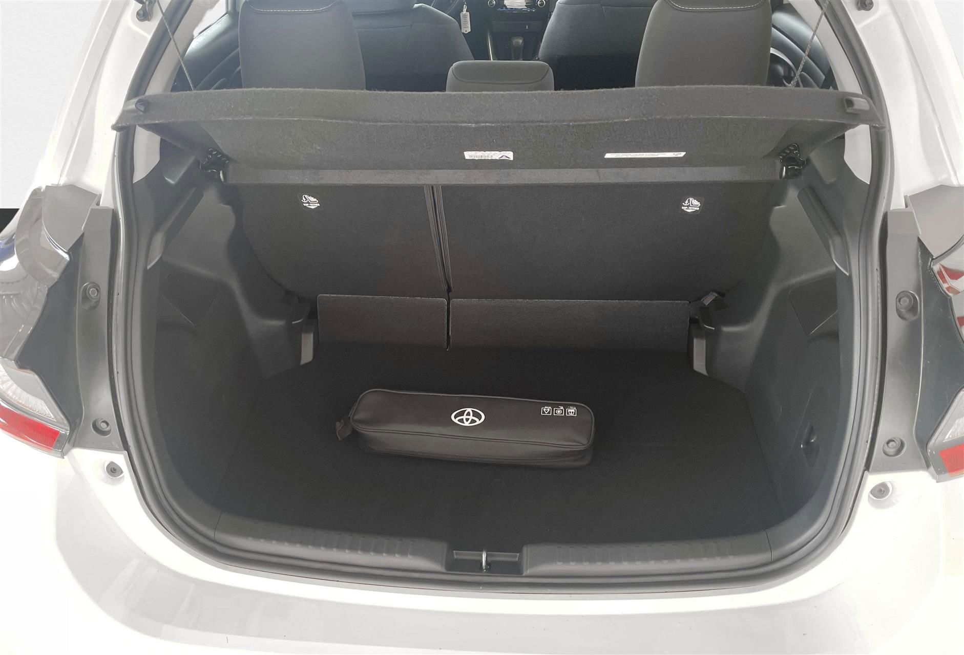 Hvid Toyota Yaris fra 2023