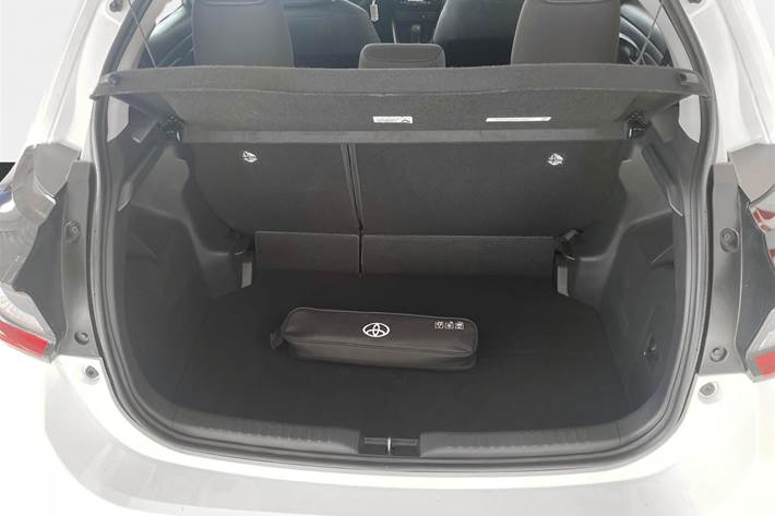 Hvid Toyota Yaris fra 2023