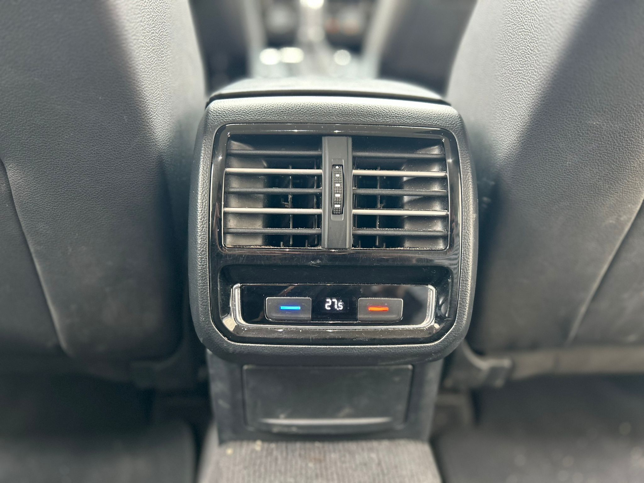 Sølv VW Passat fra 2015