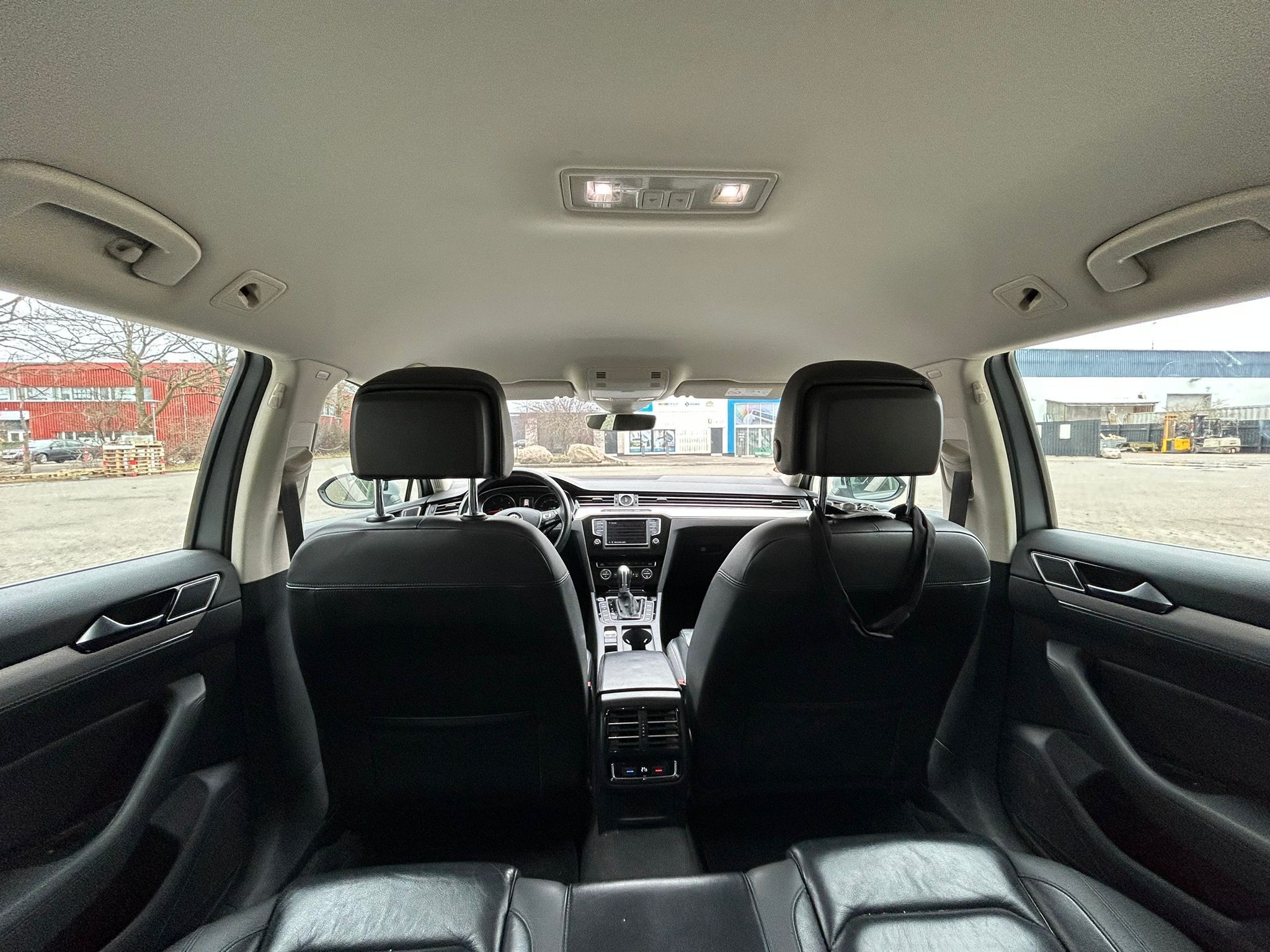 Sølv VW Passat fra 2015
