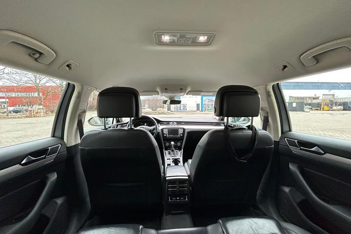 Sølv VW Passat fra 2015