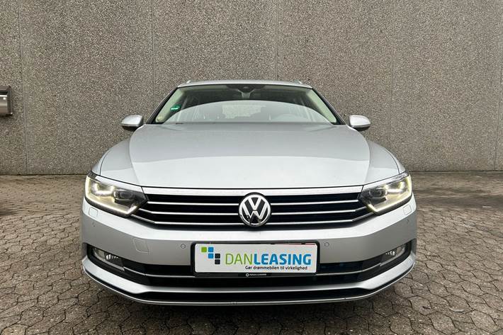 Sølv VW Passat fra 2015
