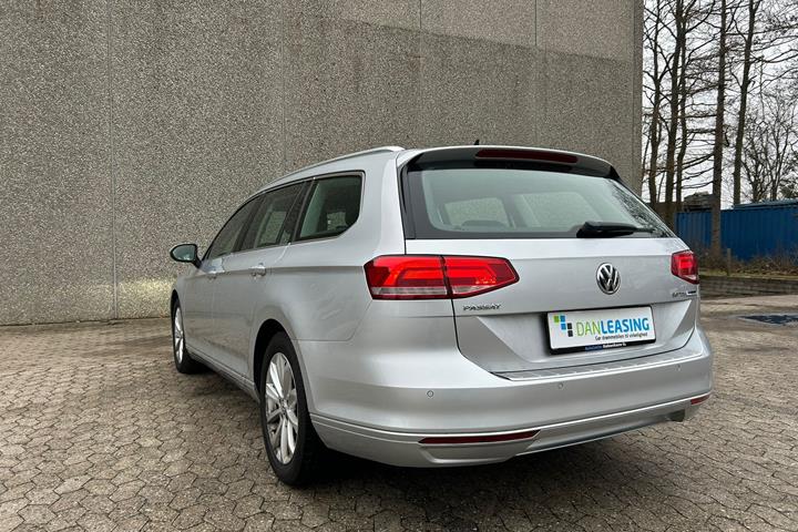 Sølv VW Passat fra 2015