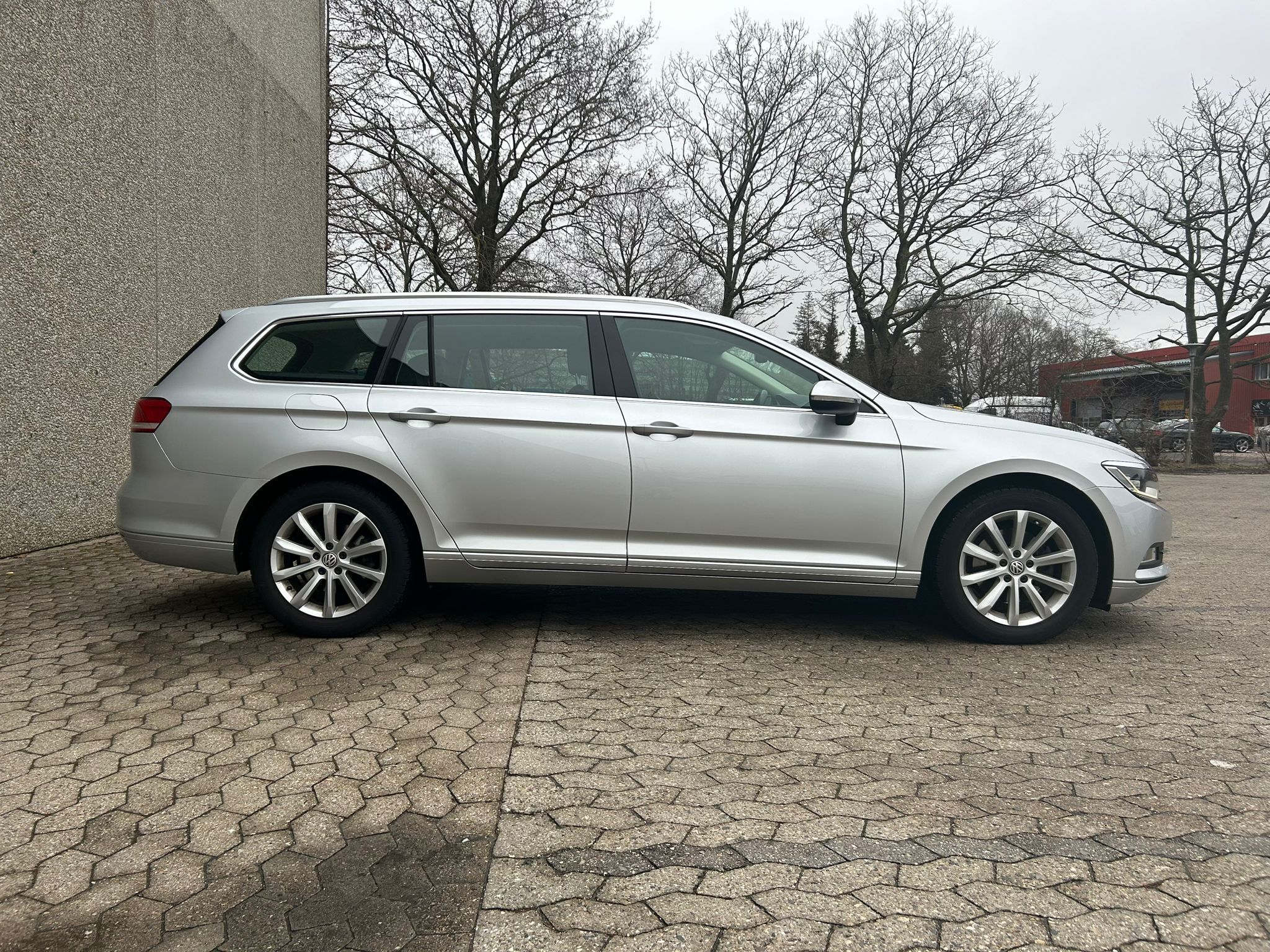 Sølv VW Passat fra 2015