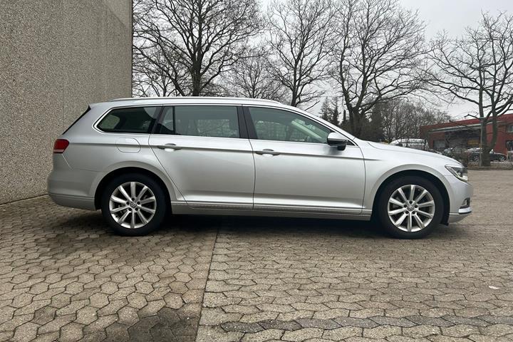 Sølv VW Passat fra 2015