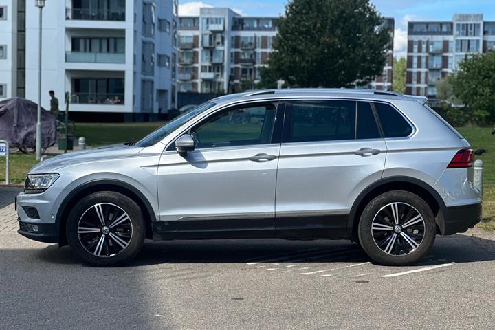 Grå VW Tiguan fra 2018