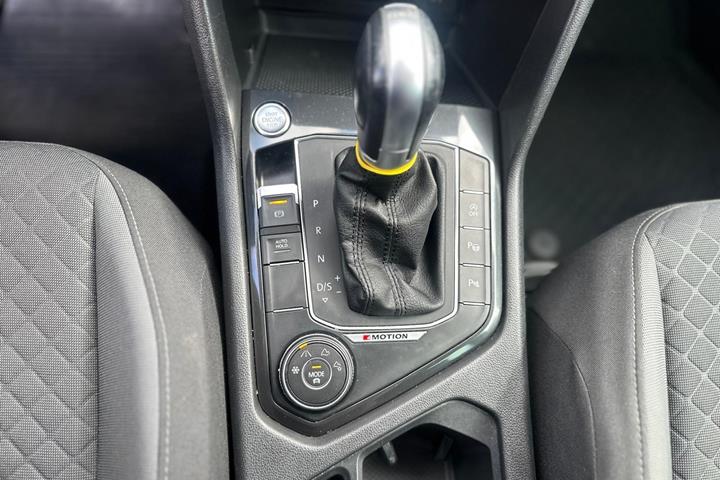 Grå VW Tiguan fra 2018