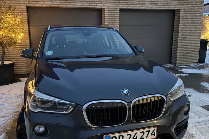 Grå BMW X1 fra 2016