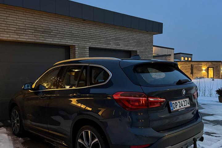 Grå BMW X1 fra 2016