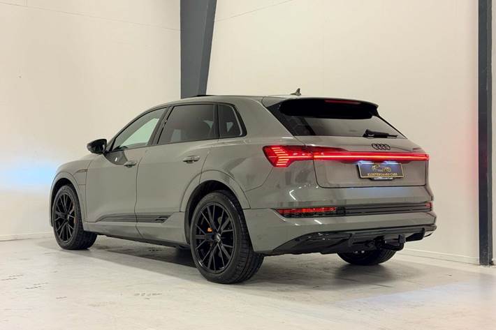 Grå Audi e-tron fra 2022