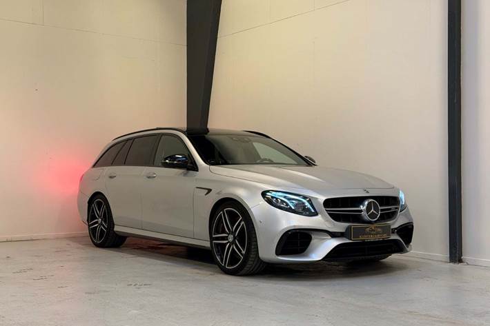 Sølv Mercedes E63 fra 2017 set udefra