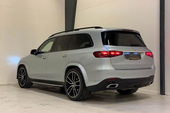 Sølv Mercedes GLS450 d fra 2023 set udefra