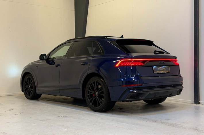 Blå Audi Q8 fra 2018