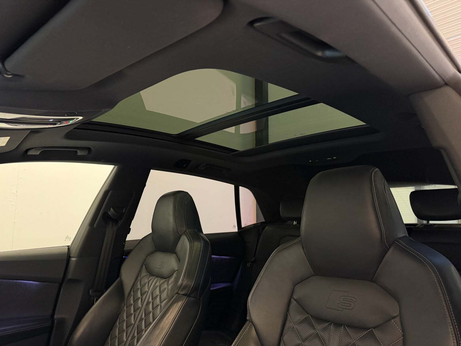 Blå Audi Q8 fra 2018