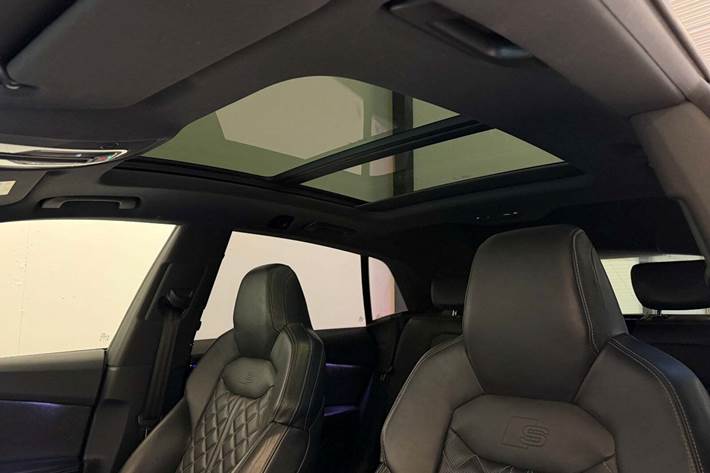 Blå Audi Q8 fra 2018