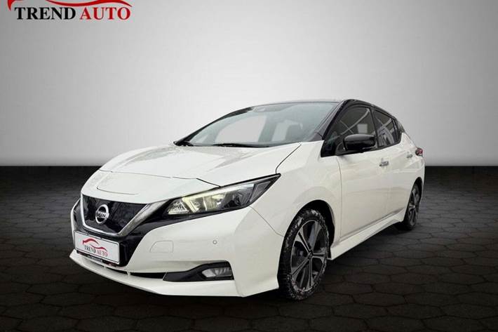 Hvid Nissan Leaf fra 2021 set udefra