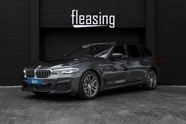 Sort BMW 530e fra 2022 set udefra