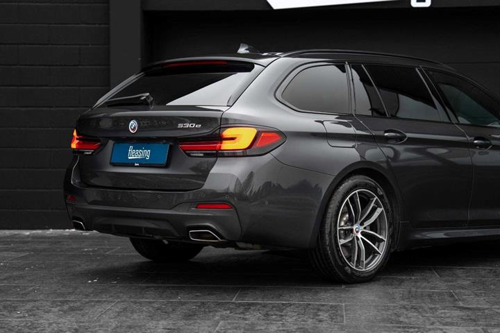 Sort BMW 530e fra 2022