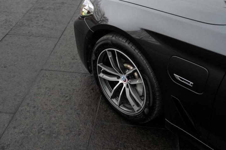Sort BMW 530e fra 2022