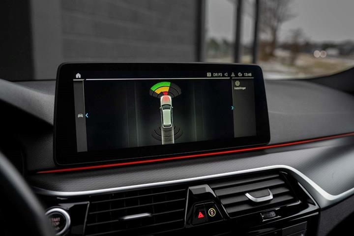 Sort BMW 530e fra 2022
