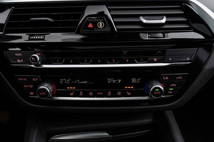 Sort BMW 530e fra 2022