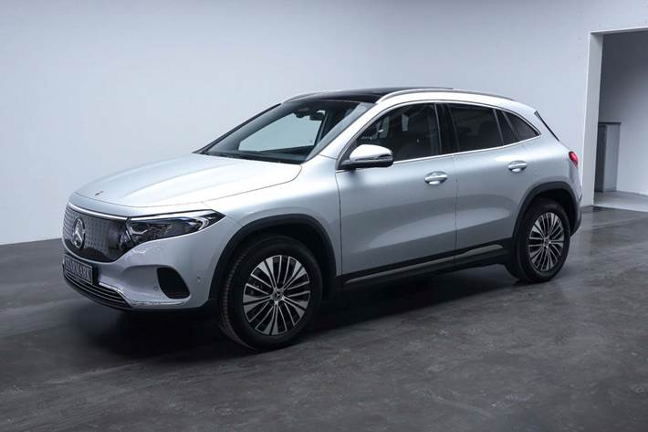 Sølv Mercedes EQA250+ fra 2025 set udefra