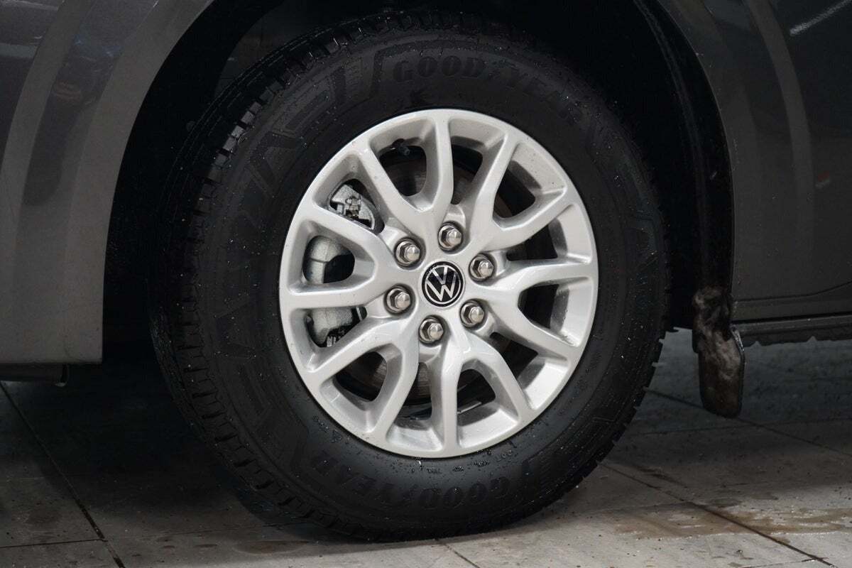 Grå VW e-Caravelle fra 2025