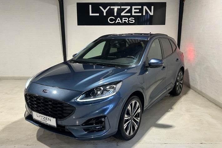 Rød Ford Kuga fra 2020 set udefra