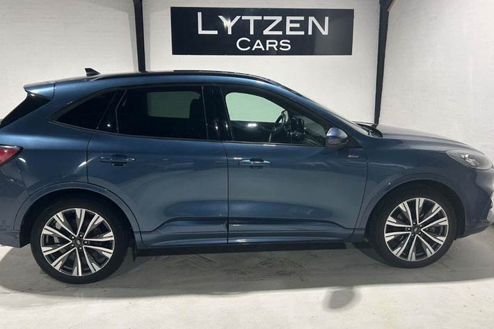 Rød Ford Kuga fra 2020