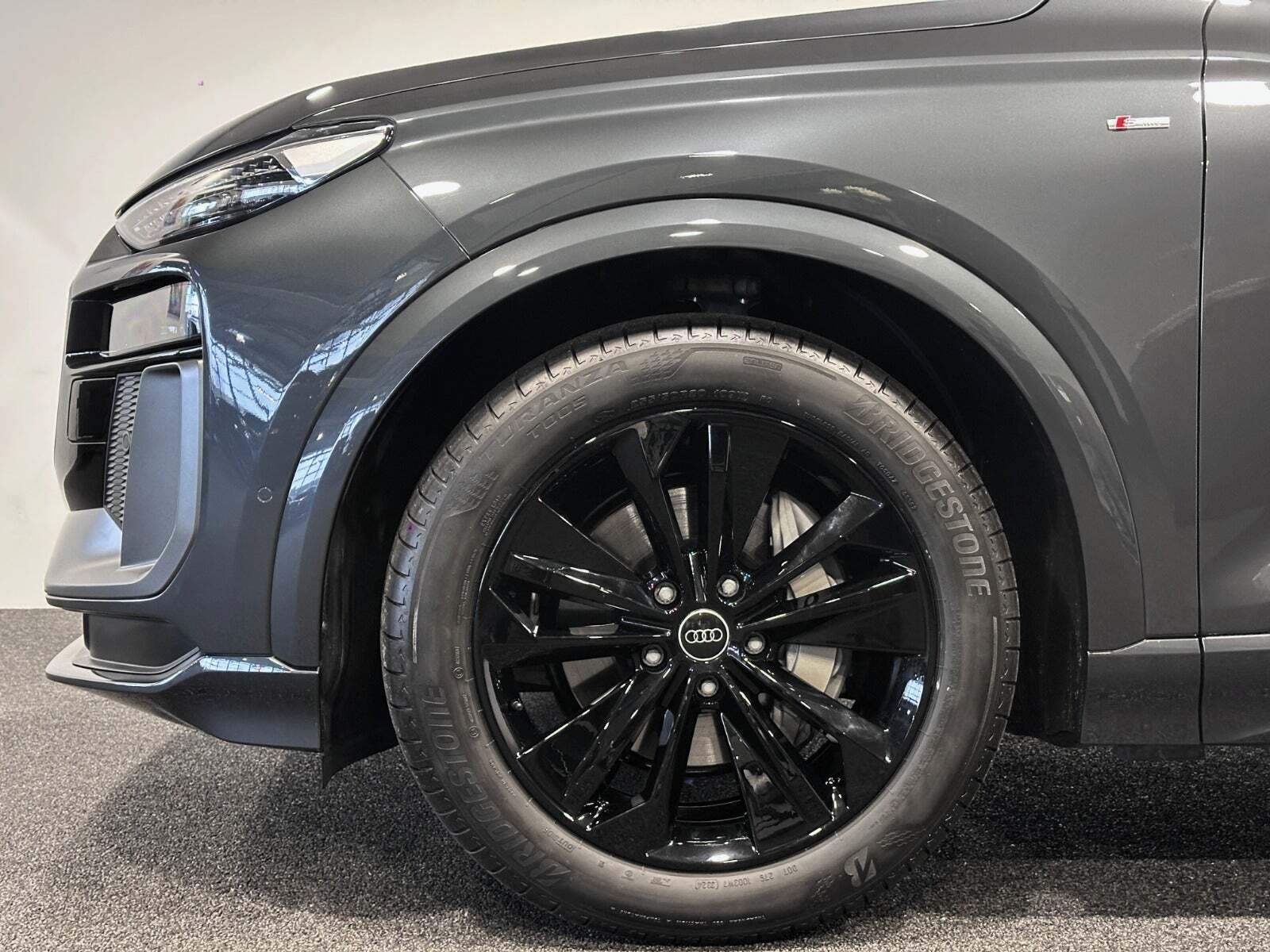 Grå Audi Q6 e-tron fra 2025