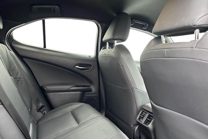 Sort Lexus UX fra 2022