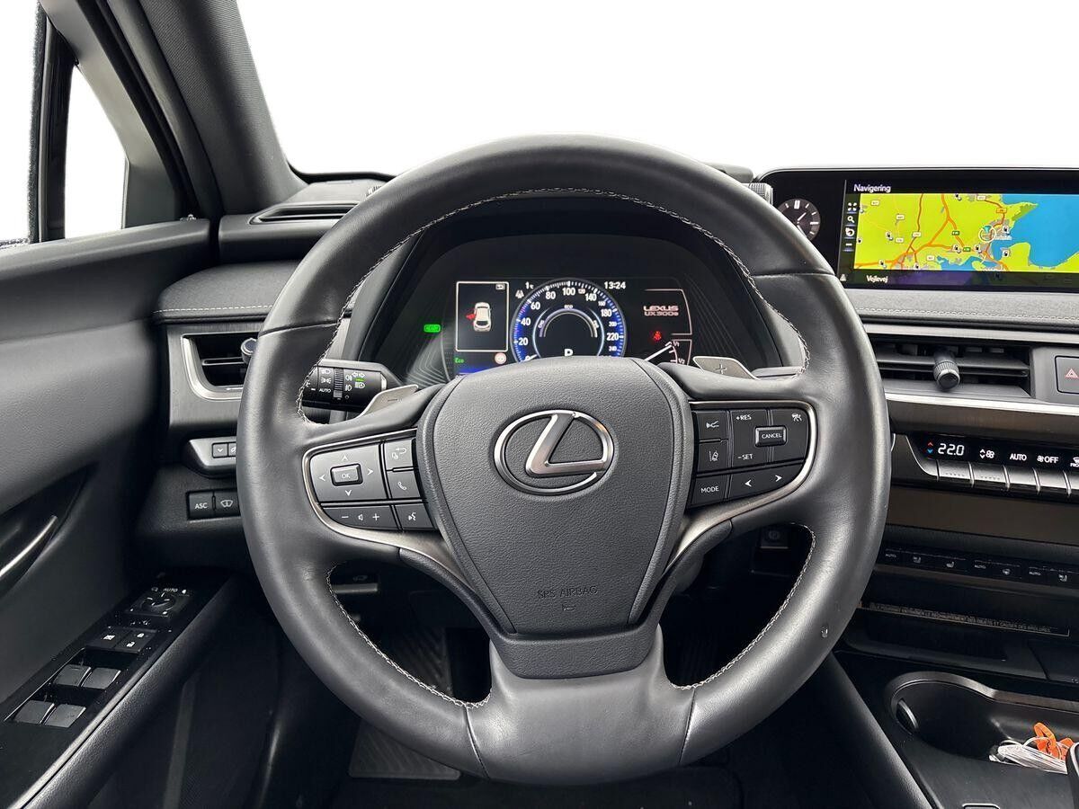 Sort Lexus UX fra 2022