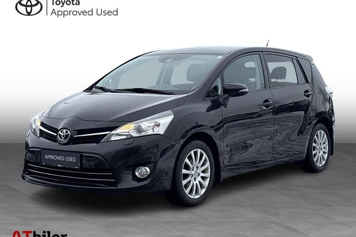 Sort Toyota Verso fra 2017 set udefra