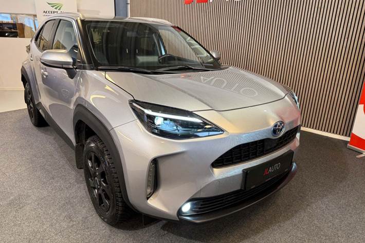 Sølv Toyota Yaris Cross fra 2021 set udefra