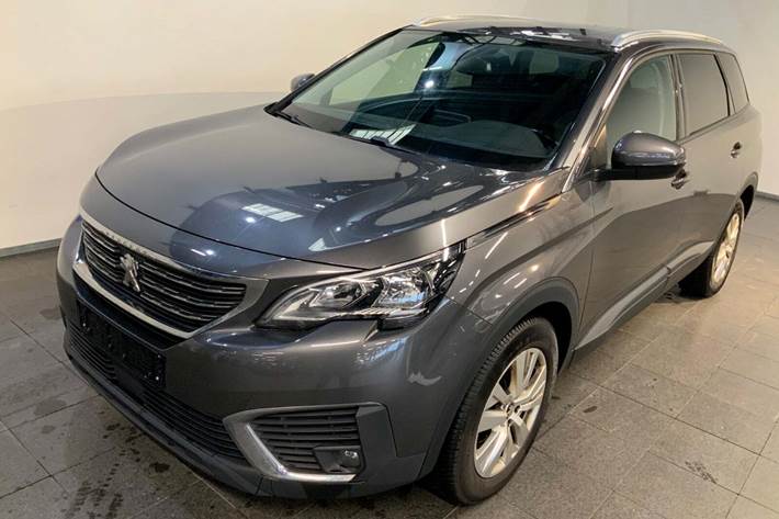 Grå Peugeot 5008 fra 2018 set udefra