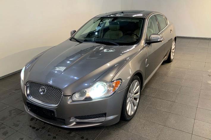 Orange Jaguar XF fra 2009