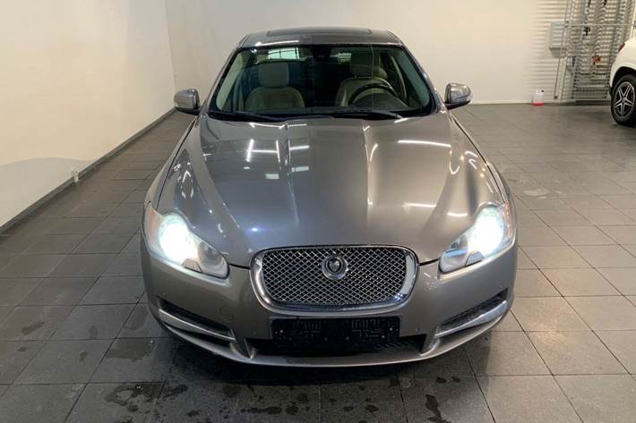 Orange Jaguar XF fra 2009