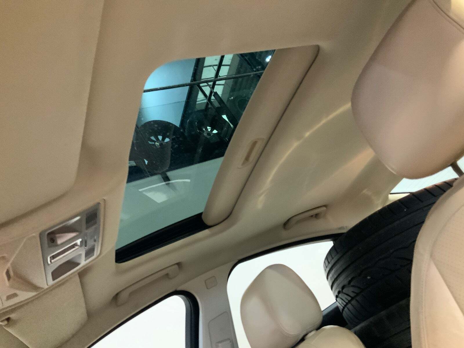 Orange Jaguar XF fra 2009