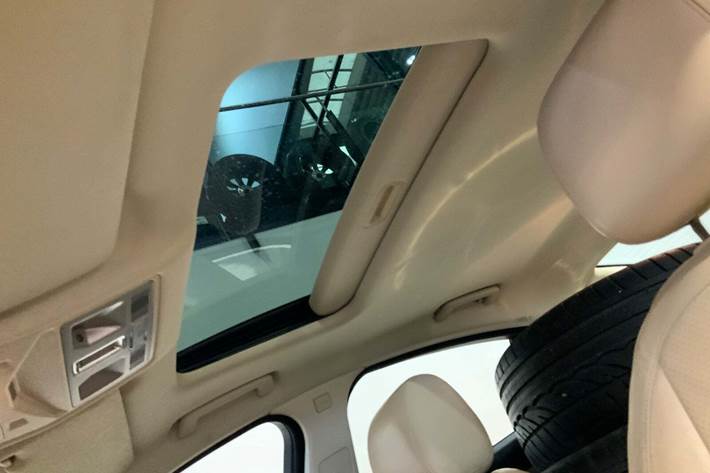 Orange Jaguar XF fra 2009